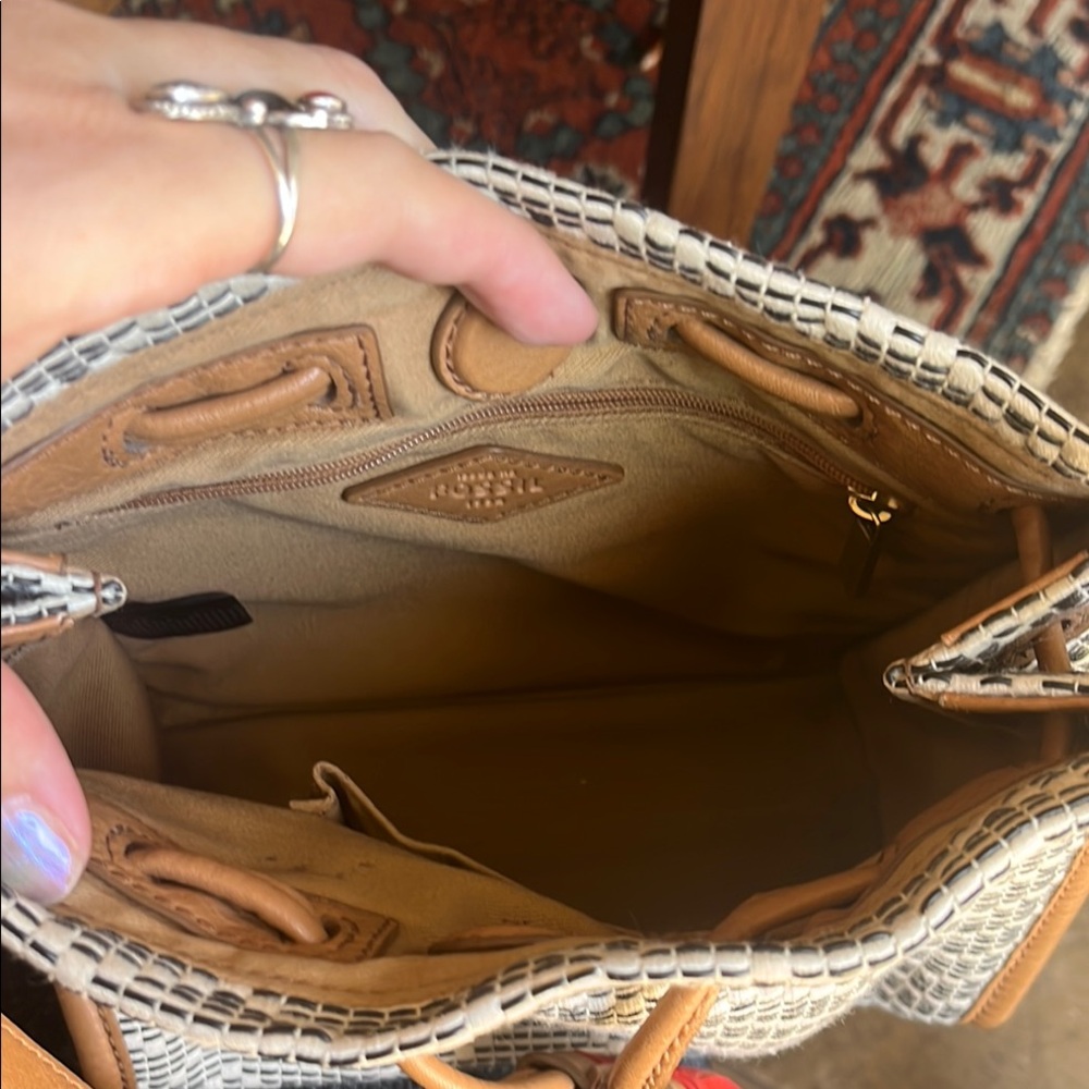 Fossil Black and Tan Shoulder Bag with Classic Leather Accents - Picture 6 of 7